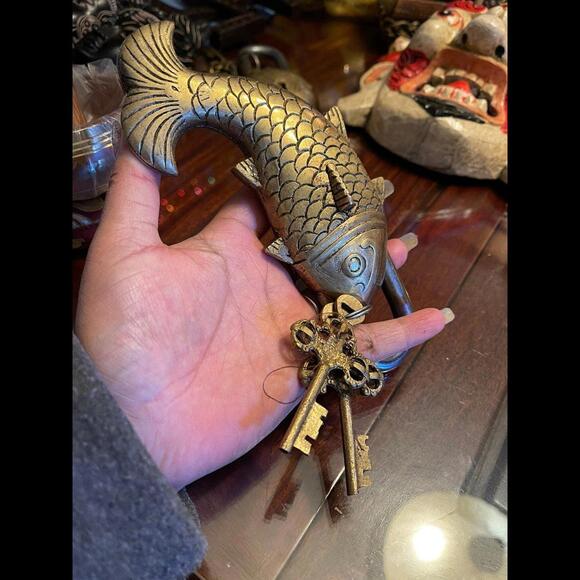 Handcrafted Brass Fish Padlock with Keys - Picture 5 of 12